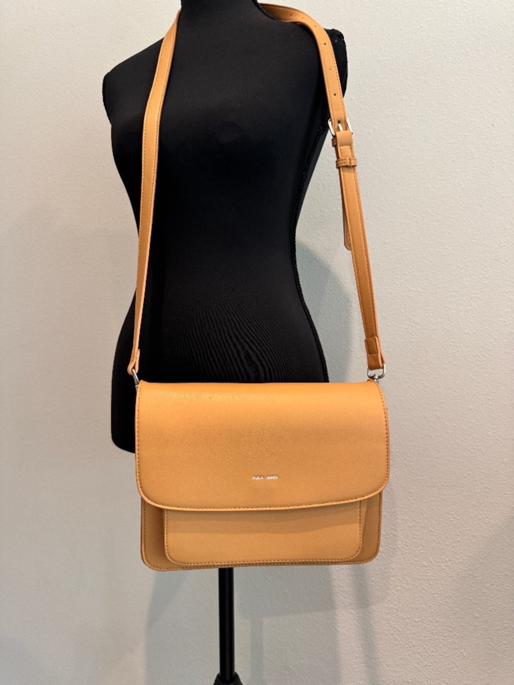 NWOT Pixie Mood Zoe Crossbody bag made from vegan faux leather - Picture 2 of 8